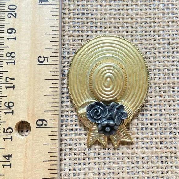 Straw hat bow brooch pin oval textured matte goldtone with pewter tone flowers - Picture 4 of 5
